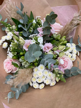 Load image into Gallery viewer, Hand Tied Posy