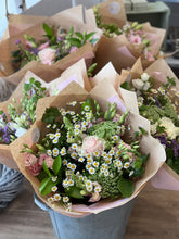 Load image into Gallery viewer, Hand Tied Posy